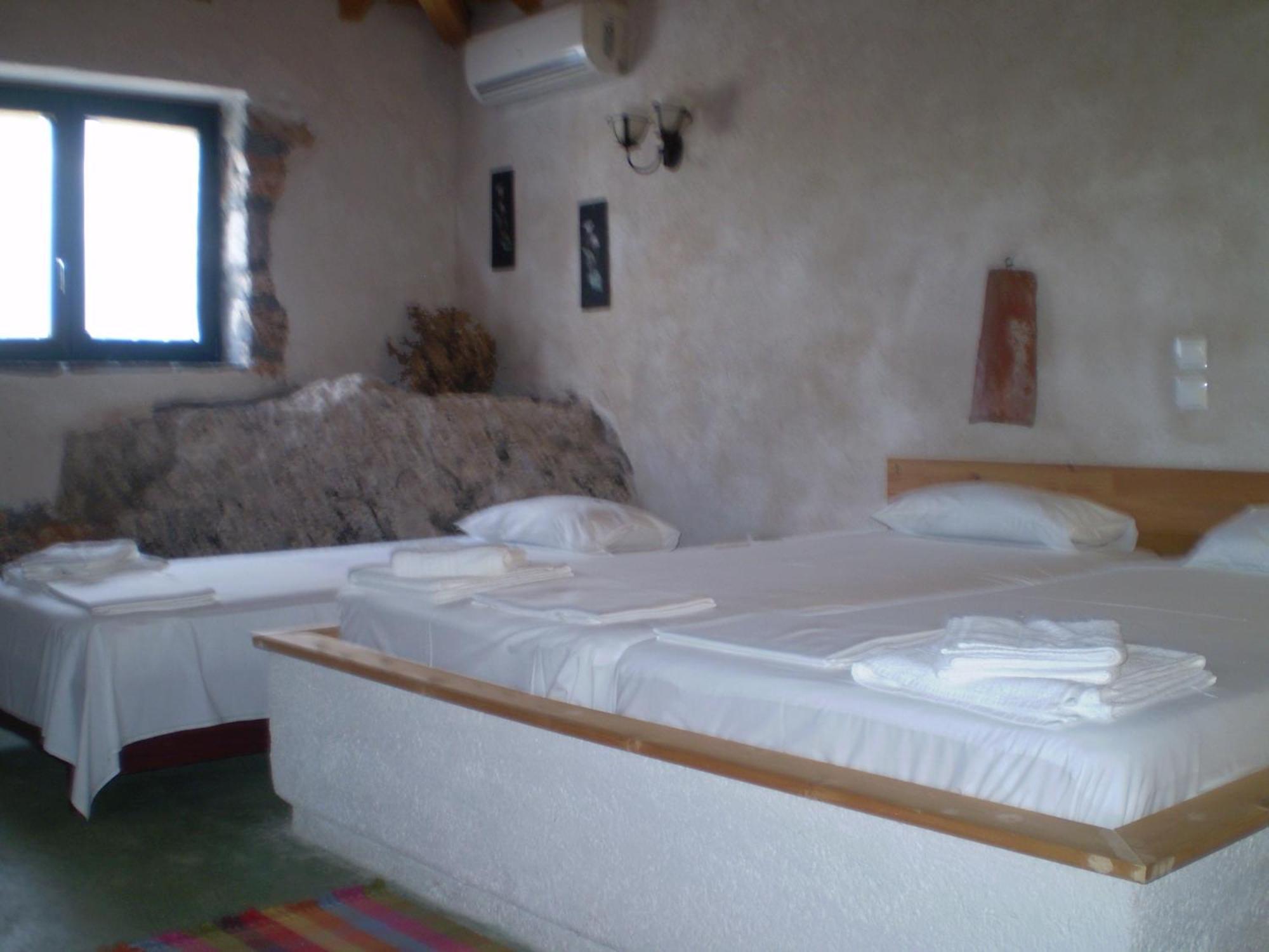 Arachovitika Kalivia Otel Karyes Oda fotoğraf