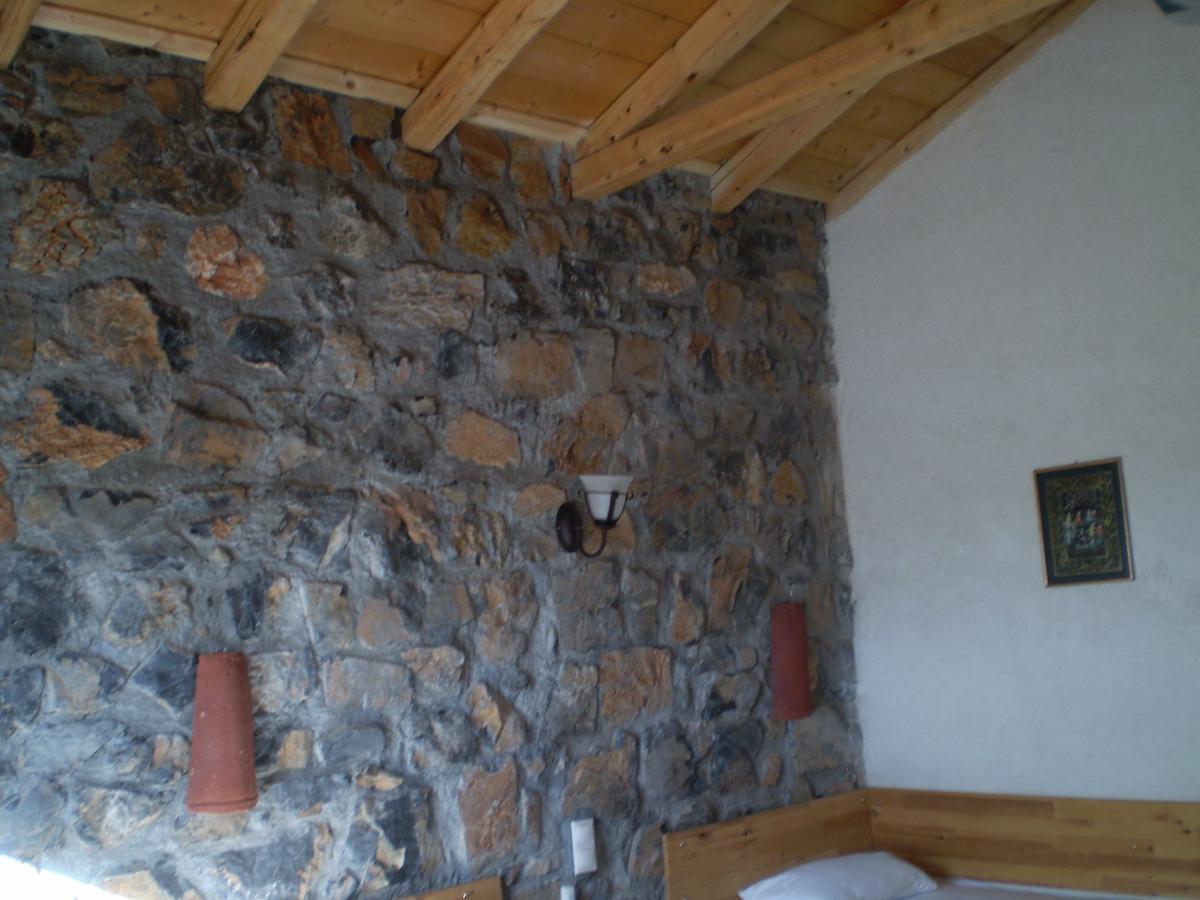 Arachovitika Kalivia Otel Karyes Oda fotoğraf
